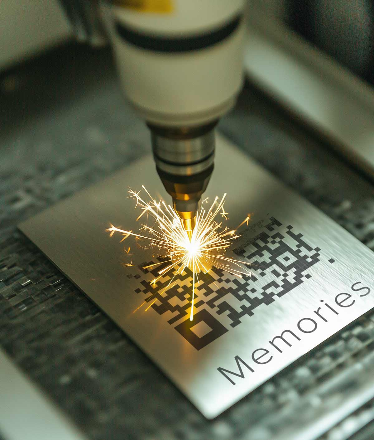 Laser graviert QR-Code und Memories Logo auf Gedenkplakette