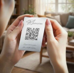Hände halten Memories Edelstahl Plakette mit QR-Code für Gedenkvideos