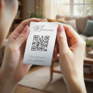 Hände halten Memories Edelstahl Plakette mit QR-Code für Gedenkvideos