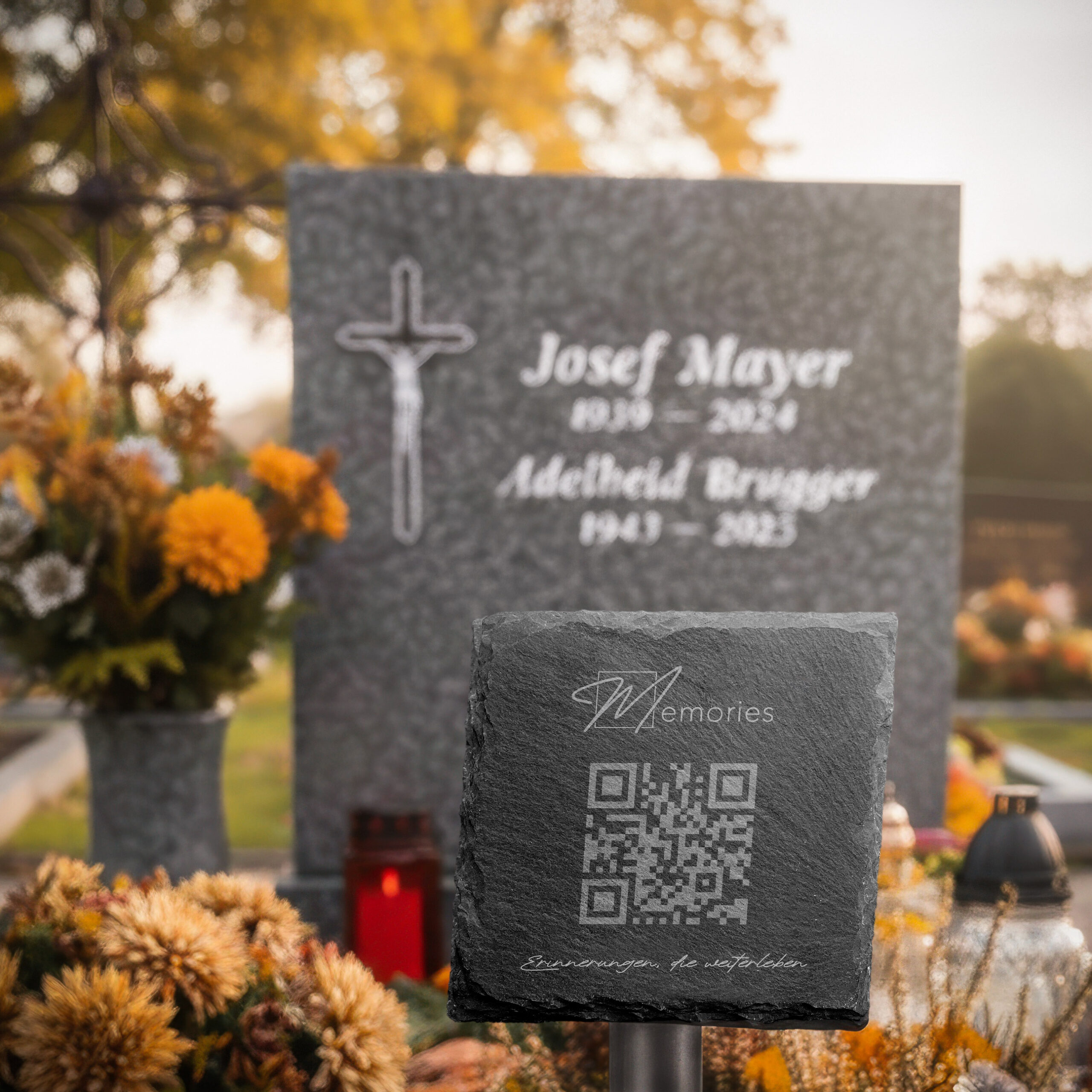 Memories Gedenkplakette aus Schiefer mit QR-Code und Erdspieß vor Grabstein